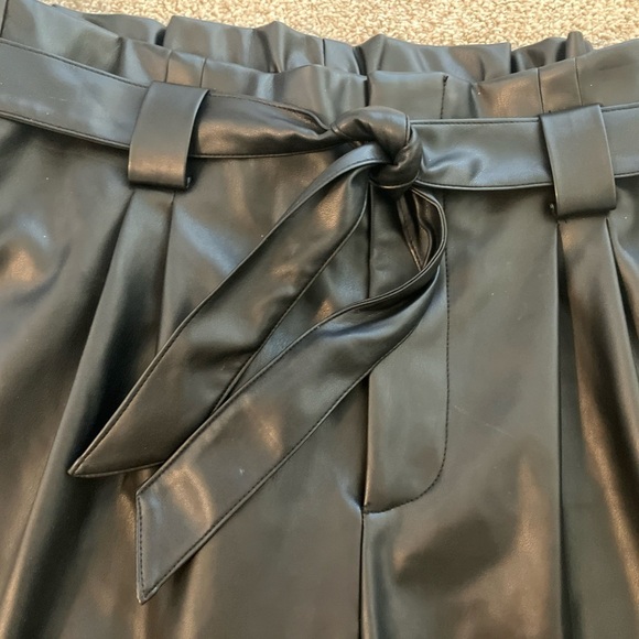 Rachel Zoe Black Faux Leather Tie Waist Pleated Front Cropped Pull On Pants L - Picture 3 of 9